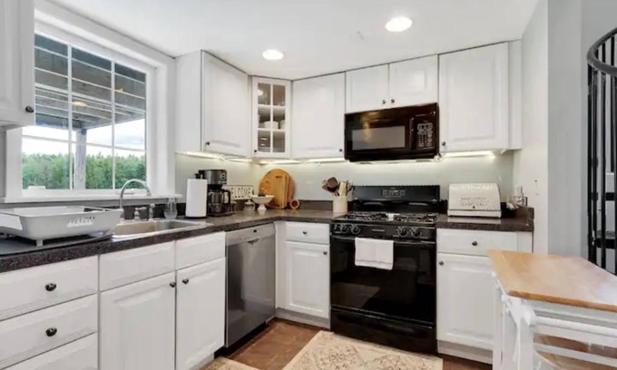 Wells Cottage | Gorgeous Nature Views, Minutes From Wells Beach