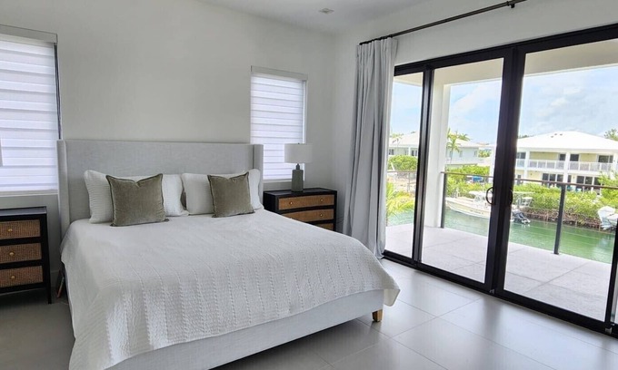Venetian Shores House | Gorgeous newly constructed home in the exclusive neighborhood of Venetian Shores