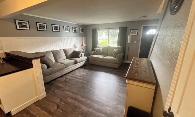 Independence House | Gorgeous, Pet Friendly and Completely Remodeled 2 Bedroom condo in Independence