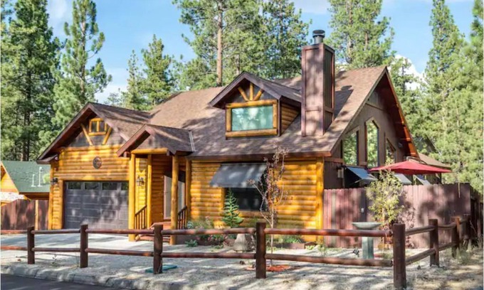 Big Bear Cabin | GORGEOUS, SINGLE LEVEL CUSTOM CABIN FENCED YARD-SPA-BBQ-FIRE PIT-CLOSE TO SLOPES
