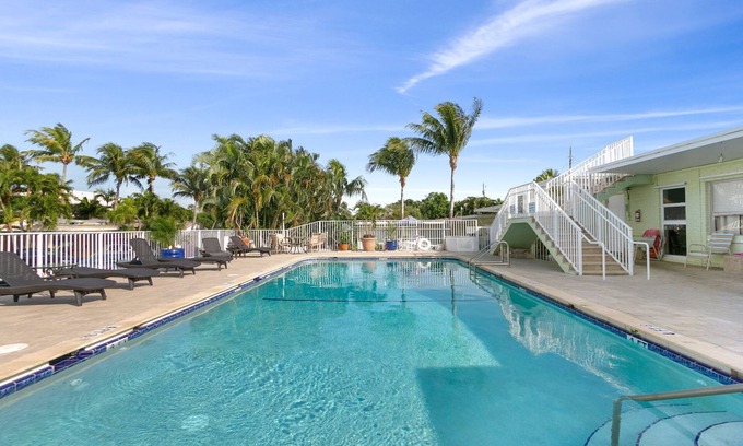 Ocean Ridge Apartment | Gorgeous studio with pool 200 meters from the beach