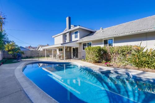 Orange House | Gorgeous Upgraded 5 Bedroom & 3 Bath Home with pool