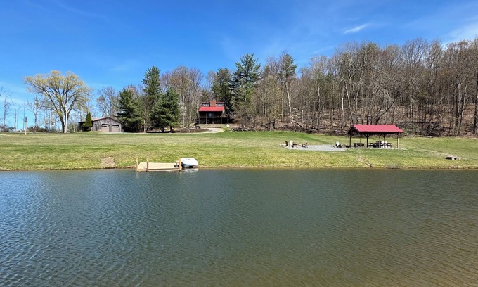 Camptown Cabin | Gorgeous views -Beautiful pond - Fishing- Swimming- Privacy -Pet Friendly-Hiking