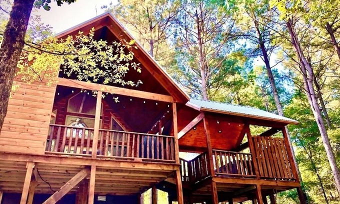 Broken Bow Cabin | GOTANYGRAPES Luxury Cabin- HotTub 2Masters 2Firpl - Perfect Fall & Winter Escape
