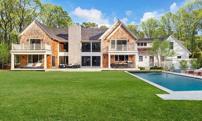 Wainscott House | Gourmet Kitchen with Stainless Appliances and Breakfast Bar, Furnished.
