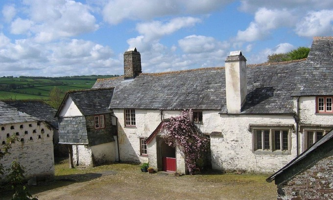 Brazzacott House | Grade 1 listed Medieval Hall House near the Devon and Cornwall border