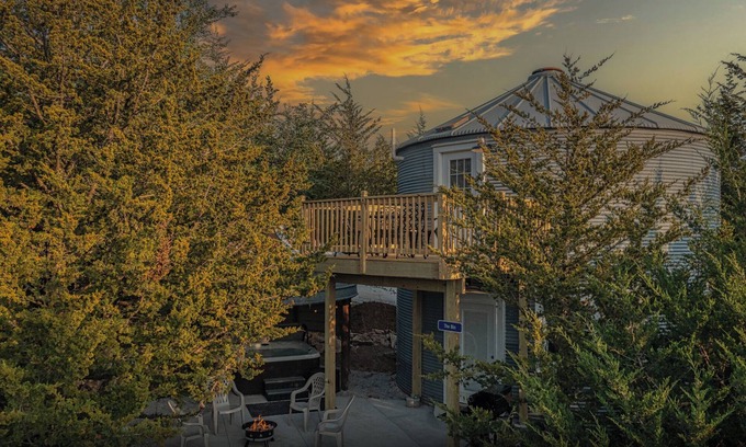 Ashland Cabin | Grain Bin Cabin w/Hot Tub. 2 levels w/Balcony. 1.5 Bathrooms & Pet Friendly!
