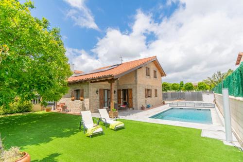 Adios Ski Chalet | Gran casa de campo con piscina a 15 km de Pamplona
