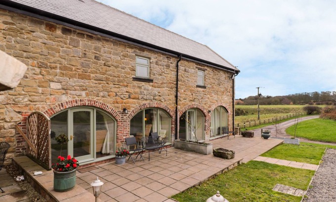 Lamesley Cottage | GRANARY BARN, pet friendly, with a garden in Ouston