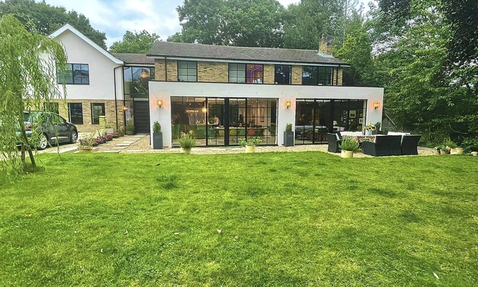 Coombe Hill House | Grand open plan modern home with heaps of light, and close to London