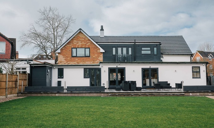 Solihull House | ★Grand & Spectacular 5-bed sleeps 14- centre of Solihull, NEC,JLR, Resorts World