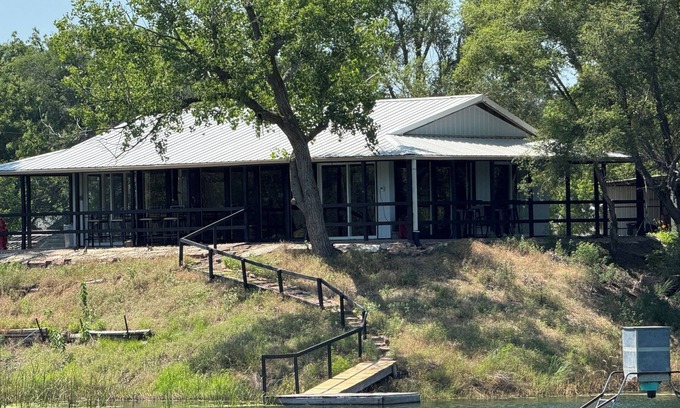 Arlington Cabin | Grandpa’s cozy cabin in Arlington with WiFi, AC, grill,fishing, pedal boat,kayak