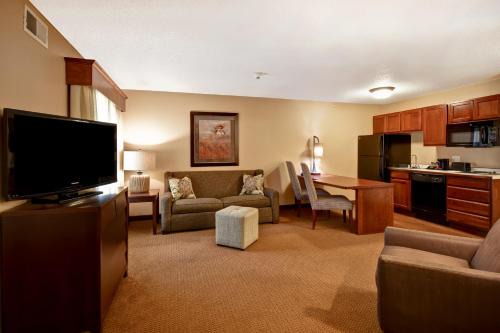 Historic Downtown La Crosse Hotel | GrandStay Hotel & Suites La Crosse