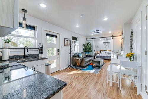 Grants Pass Apartment | Grants Pass Retreat with Hot Tub and Mountain Views!
