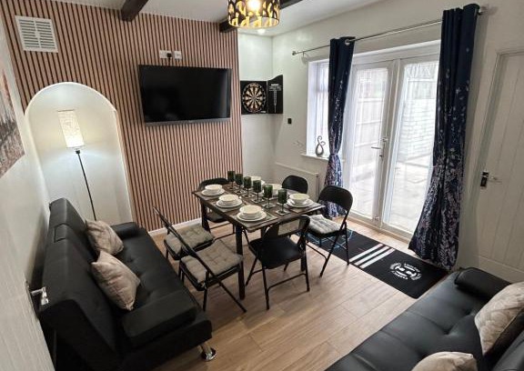 Erdington House | Gravelly House M6 J6 Star City HS2 NEC Airport - A Spacious Best-in-Class 6 Bedroom House in Birmingham Perfect for Large Groups, Corporate & Contractors and for Long Term Stays