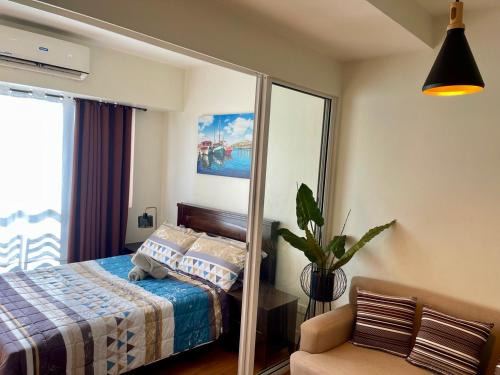 Makati Apartment | Great 1BR Aqua Livingstone with Netflix, Pool & Gym