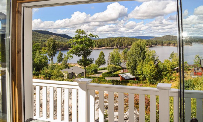 Drangedal House | Great cottage with fantastic views of Lake Tokevatn.