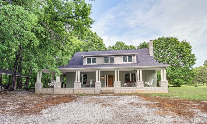 Lawrence County House | Great for Groups: Creekside Cabin in Loretto