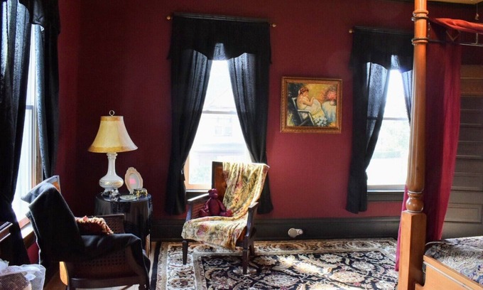 New Castle House | Great for small groups up to 6 people