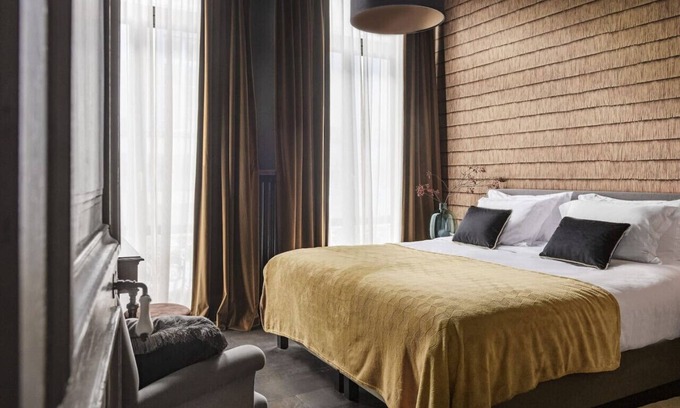 Historical Center Bruges Condo | Great Gatsby room with luxurious bath