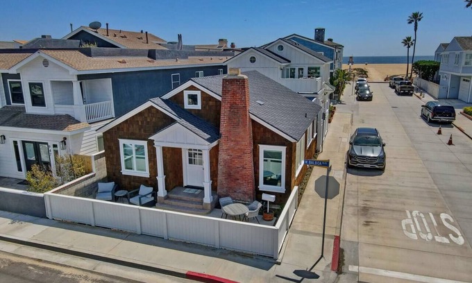 Newport Beach House | Great location upscale beach house3Bd/3.5BJacuzzi