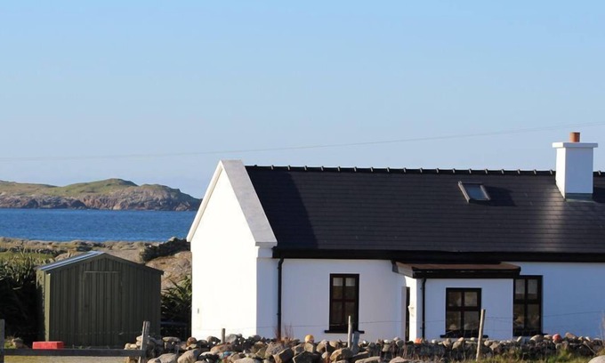 Claddaghduff Apartment | Great Location, Walk to Beach