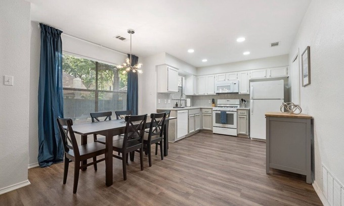 Hunter's Chase House | Great North Austin Location by AustinGetaways!