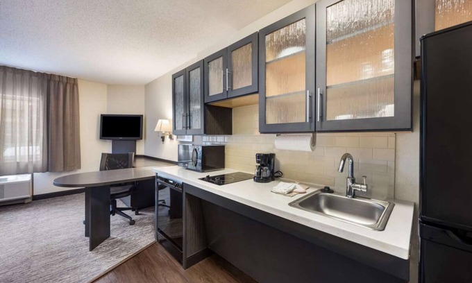 Plano Resort | Great Pick for Your Next Staycation! Unit with Full Kitchen, Pets are Welcome!
