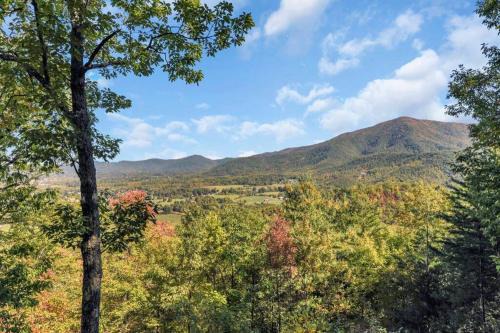 Wears Valley House | Great Views-4 bedrms-hot tub-Wi-Fi-BBQ
