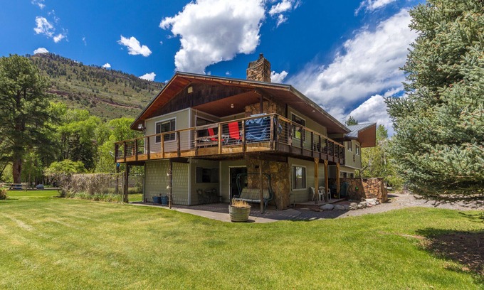 Idlewild Estates House | Great Views- Large Private Yard - Sauna - Deck - Trailers OK