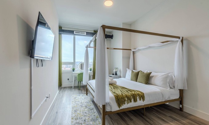 Orange Apartment | Green Getaway with Free Parking & 2 baths. 5 beds+Sleeps 8! ✨20% OFF 7 days✨