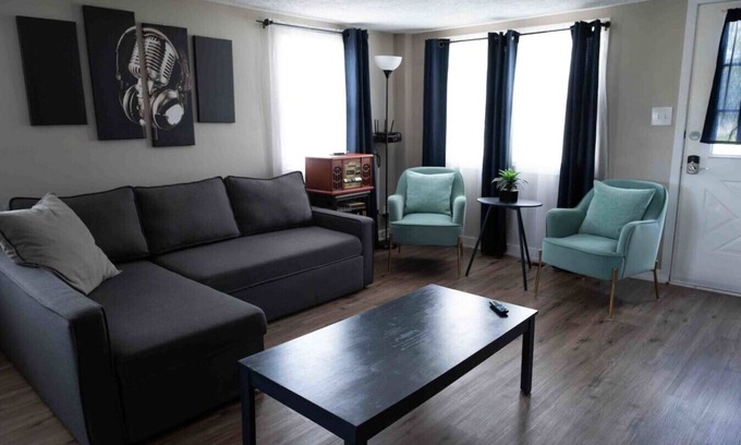 Massillon Apartment | Green Room Apartment - No Cleaning Fees