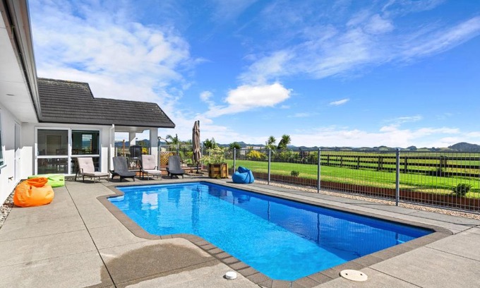 Onerahi House | Green View - Parua Bay Holiday Home