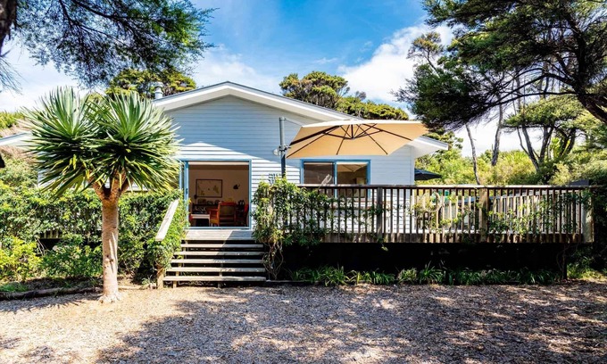Mangawhai Heads House | Green Views - Cute, sunny and pet-friendly cottage in a lovely bush setting close to amenities