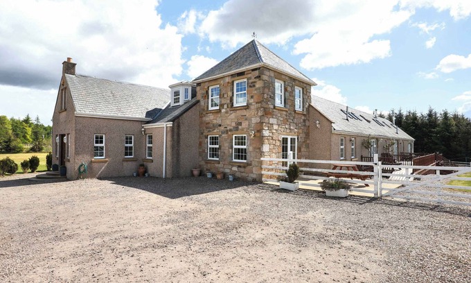 Kelty House | Greenknowes Farmhouse with Hot Tub and Bar