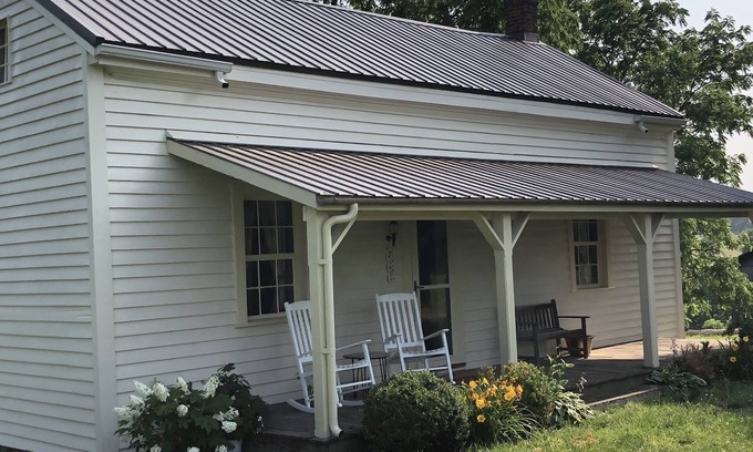 Versailles Cabin | Greenwood Farm log cabin close to the Bourbon Trail and Keeneland
