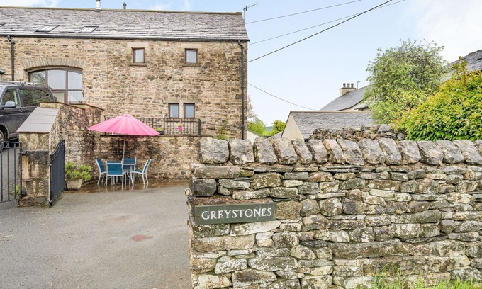 Milnthorpe Cottage | GREYSTONES, pet friendly, with a garden in Milnthorpe