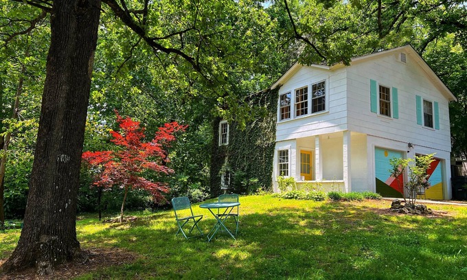 Fort Payne House | Groovy Getaway Loft in Downtown Area with Super Fast Wi-Fi & Dog Friendly
