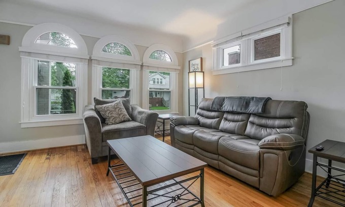 Grosse Pointe House | ★Grosse Pointe Getaway★ ★Downtown Detroit Close★