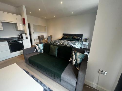 St Albans Apartment | Grosvenor Rd Studio - Sleeps 4 Pet Friendly WiFi