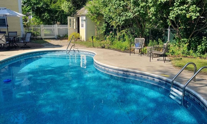 Groton House | Groton Bay/Heated pool opens May 6th 2023!