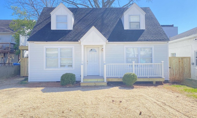 Northeast Virginia Beach House | Ground Floor 2 BR Cottage Walking to Everything!