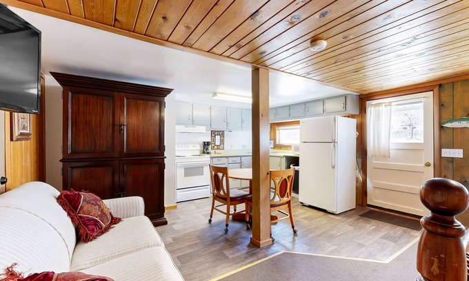 Naturita House | Ground-floor aparthotel with deck, kitchen, volleyball, mtn views