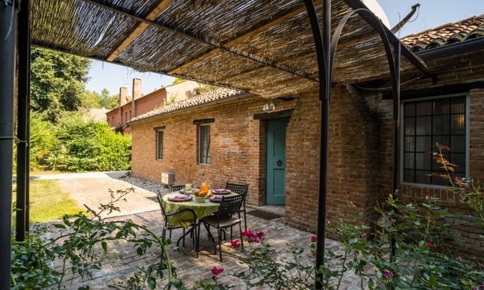 San Martino di Venezze Apartment | Ground floor cottage with garden and swimming pool