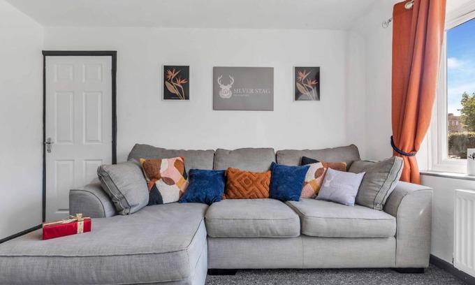 Ashby-de-la-Zouch Apartment | Group-Friendly 4-BR Home with Space & Comfort