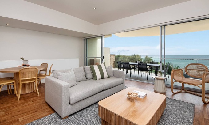 Aspendale Apartment | Groves Sunset Views in Aspendale