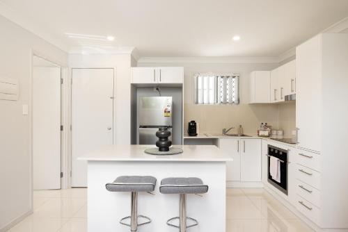 Rocklea Apartment | GST Credits! AC! Shops! Parking! Espresso! 535F1