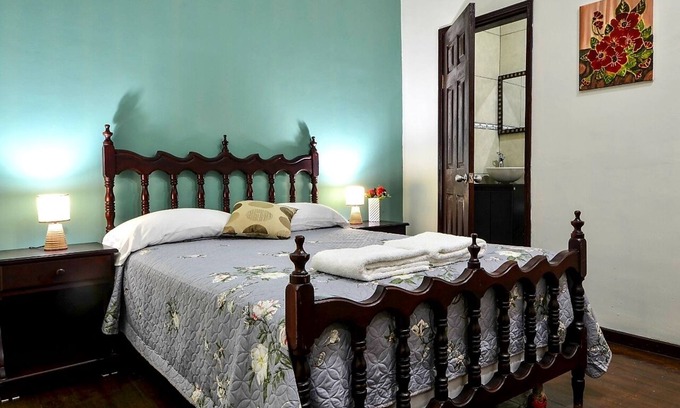 Sector 1 Nor-Oeste House | Guacamaya Room - Casa Armenta B&B