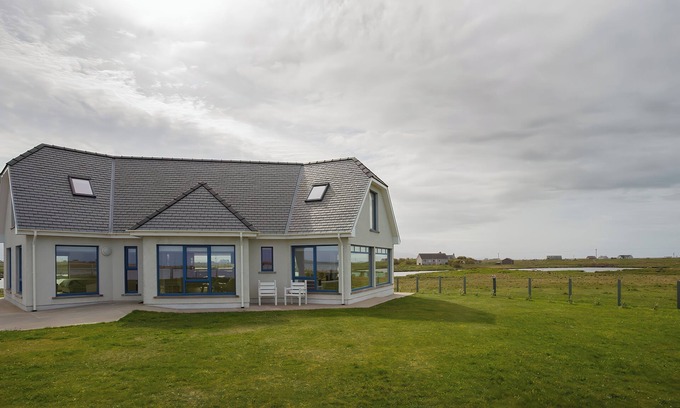 Eochar Cottage | GUALAN SANDS, pet friendly, luxury holiday cottage in Iochdar