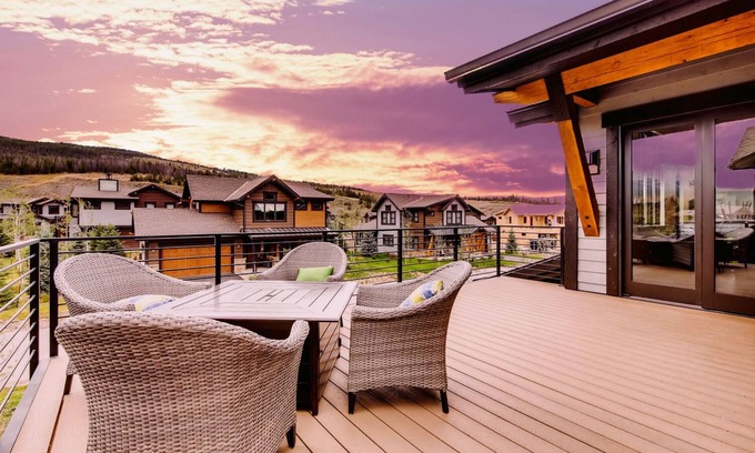 The Highlands House | GUEST FAVORITE! Blue River Retreat- Modern Mountain Home! Pet Friendly!